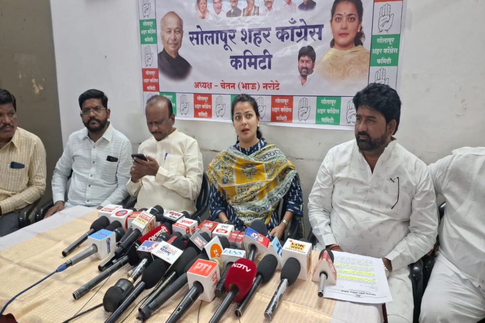 फडणवीसांनी निवडणूक आयोगाची वकिली करू नये – खासदार प्रणिती शिंदे यांचा घणाघात